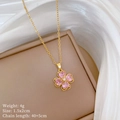 Primer plano del collar de trébol de circón rosa con cadena dorada y detalles de medidas - Cadena de Acero al Titanio + Colgante de Cobre / Collar de Trébol (Circonita Rosa)