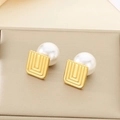 Dettaglio di orecchini quadrati dorati con trama a spirale e grande perla bianca - Stile Quadrato con Motivo a U (KE115317-K) / Oro
