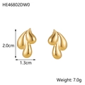 Detail showing high-polish golden teardrop earrings with dimensions 2.0cm and 1.3cm - Gold Triple Water Drop Style (HE46802DW0)