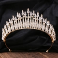 Dettaglio del diadema da sposa dorato con strass scintillanti tondi e a goccia - Oro Strass Bianco