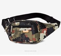 Detalle de la riñonera táctica de camuflaje impermeable con correa ajustable y logo sport - Verde