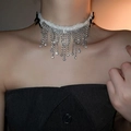 Collana choker in pelliccia bianca con fiocchi neri e nappe di strass brillanti - 3# Collana - Nappa Floccata Nera