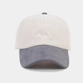 Dettaglio del cappellino bicolore in velluto a coste con corona beige e visiera grigia - Grigio
