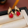 Gros plan de boucles d'oreilles vintage dorées avec cristaux rouges en forme de goutte - Tige en Argent S925 (WE4292) / Rouge