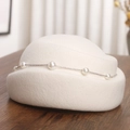 Elegante sombrero de fieltro de lana blanca para mujer con perlas y detalle de cadena plata - M (56-58cm) / Boina con Cadena de Perlas y Diamantes / crema