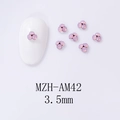 Makroansicht von 3,5mm hellvioletten mattierten Blumen-Nagelsteinen auf weißen Nägeln - Mattes Helllila (AM42) / 3.5mm