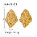 Detalle de pendientes de acero en oro 18K con textura irregular de ondas de lava - Estilo de Textura de Lava Irregular Dorada (NB-E1125)