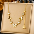Collar de mariposa dorado con perlas y colgante de nácar en un soporte de joyería - Estilo De Borla De Perla De Mariposa Dorada (N2838)