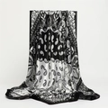 Foulard en soie bicolore à motif cachemire noir et blanc exposé sur un support pro - 90*90cm / Noir et Blanc