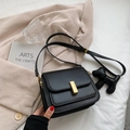Bolso bandolera negro cuadrado con hebilla dorada y un bonito colgante de perro - Grande / Negro