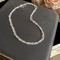 Detail einer zweilagigen Halskette mit weißen Perlen und silberner Gliederkette - Silber/Weiß