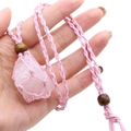 Collar boho de cuarzo rosa con bolsa de malla tejida a mano rosa y cuenta de madera - Rosa