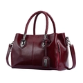 Sac Boston vintage bordeaux en cuir poli avec poignée tressée et bandoulière chic - Rouge
