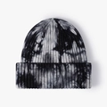 Unisex-Beanie mit Tie-Dye-Muster in Schwarz und Weiß und gerippter Textur für den Winter - Einheitsgröße / Schwarz