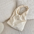 Gros plan sur le sac fourre-tout en velours côtelé beige à imprimé floral et étiquette - Beige
