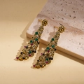 Dettaglio di orecchini a fiore vintage con strass multicolori e finitura in oro antico - Orecchini a lobo a fiore dorato - 925 Sterling Silver Earring Post (WN2316)