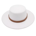 Detail eines weißen flachen Wollfilzhutes mit minimalistischem braunem Lederband Dekorative - Einheitsgröße (57cm) / Weiß