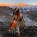 Sciarpa invernale a quadri arcobaleno con frange per donna su uno sfondo di montagne innevate - N. 3 Quadri Arancio Rosso Nero