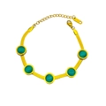 Détail du bracelet chaîne serpent dorée avec cinq pierres d'œil de chat vertes rondes - Bracelet à Cinq Pierres Œil de Chat Vertes