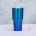 Détail du gobelet isotherme 30oz bleu dégradé en acier inoxydable avec couvercle clair - 30oz / Bleu