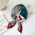 Foulard carré plissé avec motifs color-block vert et bleu marine et rayures - Bord Rouge Vin Rayures Mixtes
