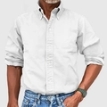 Gros plan sur chemise blanche à manches longues pour homme avec poignets retroussés et col boutonné - S / Hauts / Blanc