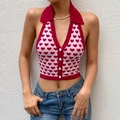 Top a lupetto in maglia rosa con cuori rossi, scollo a V e bottoni bianchi - cuore rosso
