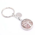 Detail van zilveren levensboom sleutelhanger met roze kristal en kreeftsluiting - Rozenkwarts