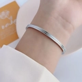 Bracciale rigido minimalista in acciaio argento satinato con bordi lucidi da donna - Argento Opaco
