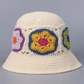 Cappello da pescatore all'uncinetto fatto a mano con fiori colorati stile bohémien - M (56-58cm) / Beige