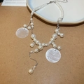 Primer plano de collar estilo francés con discos de nácar y borlas de perlas de imitación - Collar-Blanco