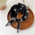 Elegante sciarpa in pizzo nero con ricamo floreale bianco e bordi a conchiglia - Nero