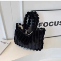 Détail du sac à main en fausse fourrure noire avec poignée à boules et texture rayée - Noir