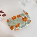 Detail van bloemen canvas cosmetische tas met oranje papaver print en metalen rits - Calla Lelie Oranje Bloemen