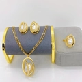 Elegantes Set aus goldener Kette, Ohrringen und Ring mit Perlen in hohlem Rahmen - Perlweiß