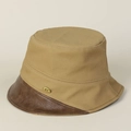 Dettaglio cappello alla pescatora in cotone kaki con tesa in pelle marrone e logo - M (56-58cm) / Cachi