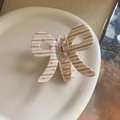 Pinza para el pelo con lazo de rayas rosa y gris con corazones en plato de cerámica - Mariposa Corazón