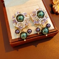 Vista de detalle de pendientes vintage con borlas de perlas, resina floral y oro - Púrpura y Verde (Pin de Plata S925)