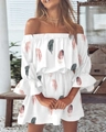 Witte off-shoulder mini-jurk met grijs-roze vederprint en stijlvolle ruches aan mouwen - S / Wit Blad