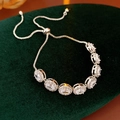 Dettaglio del bracciale in zircone argento con cursore regolabile su velluto verde - Bianco