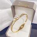Eleganter Gold-Schmetterlingsarmreif mit weißer Muschel und Kristallen in Schmuckbox - Gold