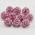 Makroaufnahme von 10 pinken 8mm Kristall-Lehmperlen mit komplettem Strassbesatz auf Weiß - Hellrosa