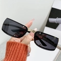 Lunettes de soleil ovales steampunk avec pont doré, verres foncés et rivets argentés - Monture Or Noir Gris