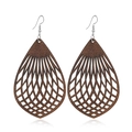 Détail de boucles d'oreilles en bois marron en forme de goutte avec motif grillagé ajouré - #10 Brun Grille Géométrique Goutte