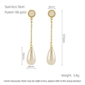 Detalle de pendientes largos con perlas de 57 mm y chapado en oro de 18k sobre acero inoxidable - Dorado