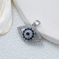 Zilveren boze oog hanger met blauwe en witte zirkonia op witte textuur achtergrond - Zilver