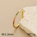 Anillo minimalista de acero de titanio dorado con banda de 1,3 mm y circonitas de colores - US 5 / Dorado