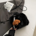 Elegante borsa a mano in peluche nero con manici intrecciati e ciondolo a orsetto - Nero