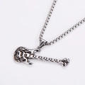 Detail van de zilveren roestvrijstalen gitaar hanger met gegraveerd vlammenpatroon - 60cm Ketting / Zilver