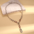 Nahaufnahme der Silberhalskette mit roter Emaille und Zirkonia auf beige Steinplatte - Silber